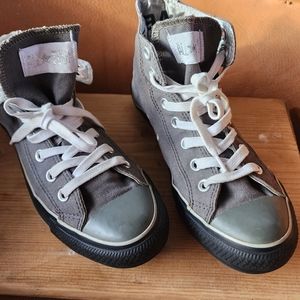 Ladies Converse size7 color charcoal only wore them a few times